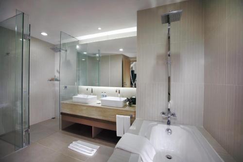 Kamar mandi di BW Suite Belitung