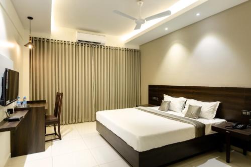 Un pat sau paturi într-o cameră la Hotel Paramount Suites & Service Apartments