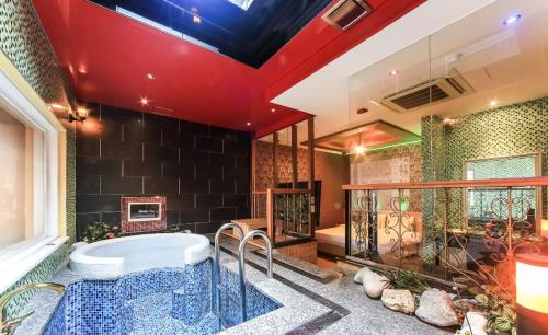釜山的住宿－Vov Hotel，一间大浴室,内设一个大浴缸
