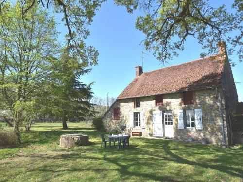 een oud stenen huis met een picknicktafel ervoor bij Holiday home in nature near D cize in Decize