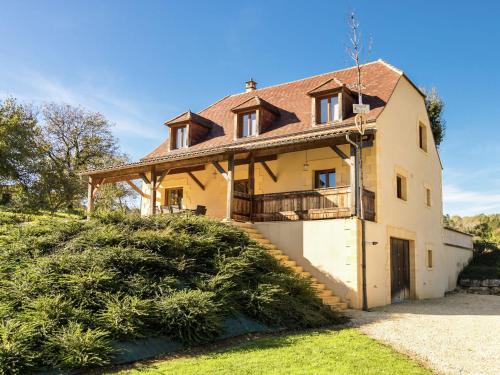 una vecchia casa su una collina con un cortile di Luxury villa with pool on the edge of Montignac a Montignac