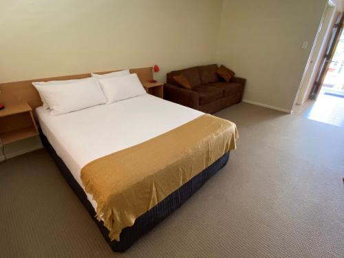 Giường trong phòng chung tại Country Roads Motor Inn Gayndah