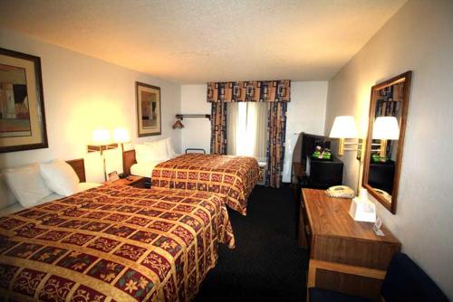 מיטה או מיטות בחדר ב-Norwood Inn and Suites - Minneapolis-St Paul Roseville