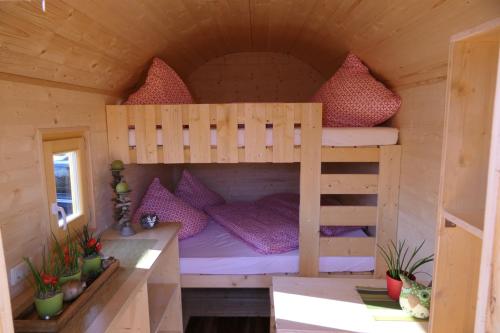 een slaapkamer in een boomhut met stapelbedden bij NATURAMA BEILNGRIES - SchäferwagenDorf in Beilngries