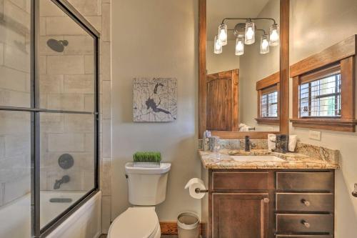 Un baño con inodoro, ducha y lavabo. en Walk to Main St and Marina Grand Lake Cabin!, en Grand Lake