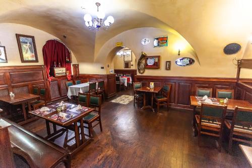 an overhead view of a restaurant with tables and chairs at Belga Boutique Panzió in Debrecen