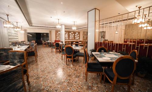 Ein Restaurant oder anderes Speiselokal in der Unterkunft Hotel Le Amritam 