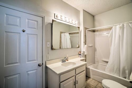 A bathroom at Charming Cottage Less Than 4 Miles From Lake Jacksboro!