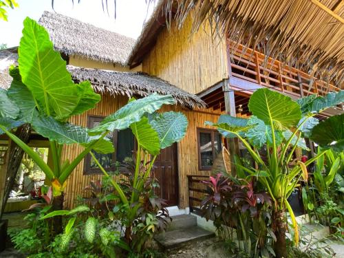 Taman di luar Ilakai Hostel