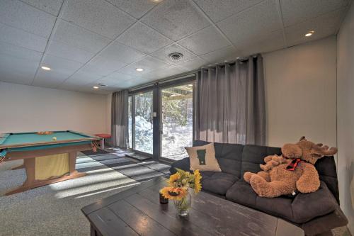 Cozy A-Frame Cabin with Pool Table 8 Mi to Mt Snow!にあるシーティングエリア