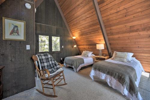 Ένα ή περισσότερα κρεβάτια σε δωμάτιο στο Cozy A-Frame Cabin with Pool Table 8 Mi to Mt Snow!
