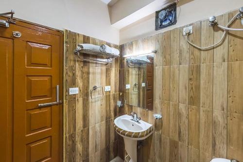 a bathroom with a sink and a mirror at The Kingdom, Havelock in Havelock Island