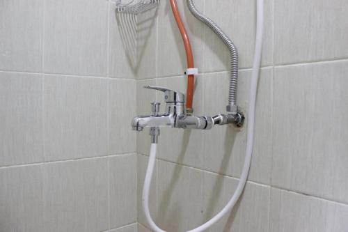 doccia con tubo in bagno di Simply 1BR Apartment at Stanford Jatinangor By Travelio a Sayang