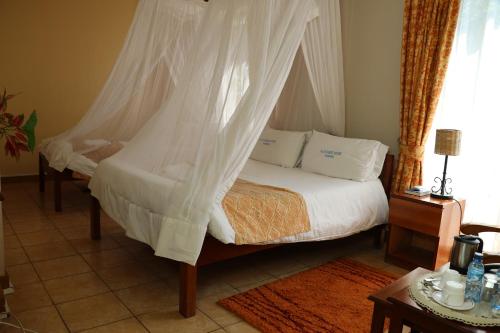 Llit o llits en una habitació de ACK Guest House Nairobi
