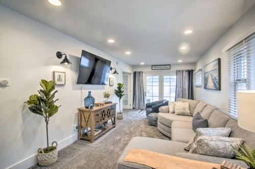 Ruang duduk di Downtown CDA Home - Premium Walkable Location!