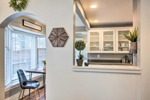 Dapur atau dapur kecil di Downtown CDA Home - Premium Walkable Location!