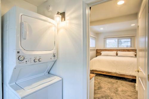 Katil atau katil-katil dalam bilik di Downtown CDA Home - Premium Walkable Location!