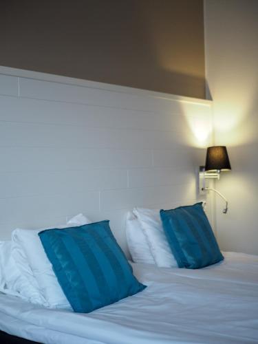 Ένα ή περισσότερα κρεβάτια σε δωμάτιο στο Hotel Fabrik Forssa