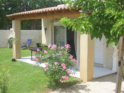 カルパントラにあるCozy cottage in Carpentras with fenced poolの庭の花壇