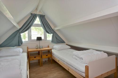 Postel nebo postele na pokoji v ubytování Jonkerstee 66 - Ouddorp De vrolijke noot Childfriendly near the beach - not for companies