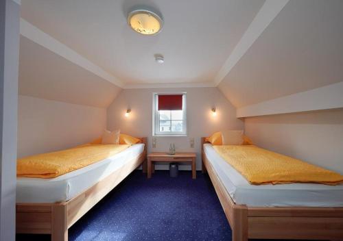 Säng eller sängar i ett rum på Gästehaus Fuchshof