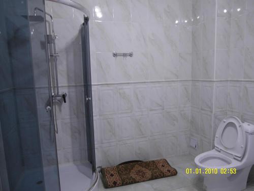 Vannituba majutusasutuses Vip апартаменты три квартиры на одной площадке одна 3х комнатная с 2мя санузлами площадью 140м2 две 2х комнатные площадью по 100м2