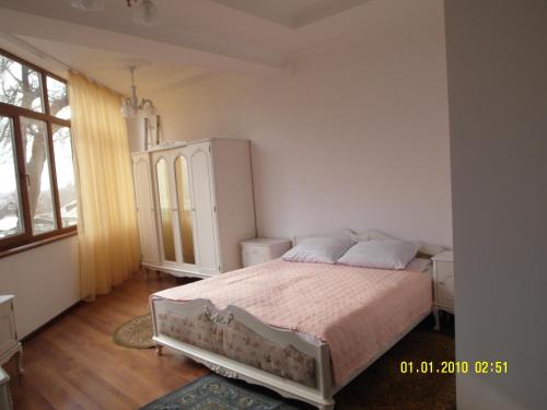 Voodi või voodid majutusasutuse Vip апартаменты три квартиры на одной площадке одна 3х комнатная с 2мя санузлами площадью 140м2 две 2х комнатные площадью по 100м2 toas