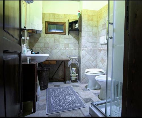 a bathroom with a toilet and a sink at Dimora Pietrantica in Rocca Imperiale