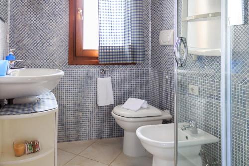 オルビアにあるSanpietroburgo 22のバスルーム(トイレ、洗面台、シャワー付)