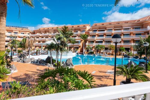 una vista sull'hotel dal balcone del resort di Tenerife Royal Gardens - Viviendas Vacacionales a Playa de las Americas