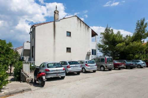 un gruppo di auto parcheggiate di fronte a un edificio di Apartment Tetepave a Dubrovnik