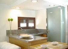 バルセロナにあるBCN2ステイ アパートメンツのバスルーム(シンク、シャワー付)
