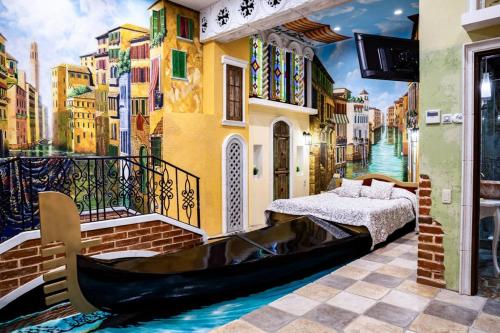 ein Schlafzimmer mit einer Gondel auf dem Wasserbild in der Unterkunft Derzhava Hotel in Pensa