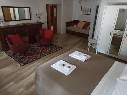 una camera d'albergo con letto e soggiorno di Castello Errante Bio B&B a Caldonazzo