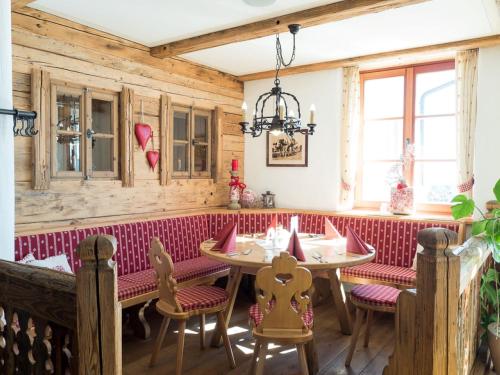 a dining room with a table and chairs at Hoamat in Haibach ob der Donau