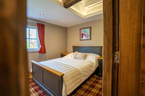 um quarto com uma cama e uma janela em Bond Street Apartments em Wolverhampton