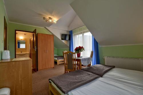 カルパチにあるSasankaの緑の壁のベッドルーム1室、ベッド1台が備わります。