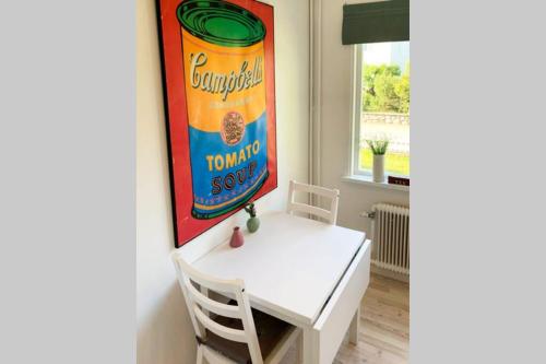 a dining room with a table and a can of soup on the wall at Toppmodern familjelägenhet nära Kalmar slott och långviksbadet in Kalmar