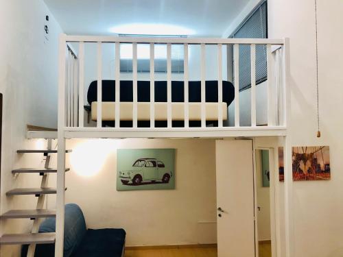 ボローニャにあるAppartamento Rialtoの小さな部屋の二段ベッド1台分です。