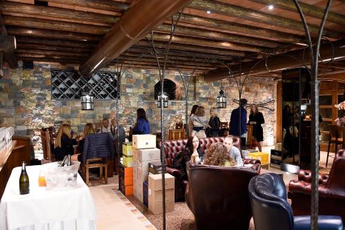a group of people sitting in a restaurant at Pernice 77 in Sulzano