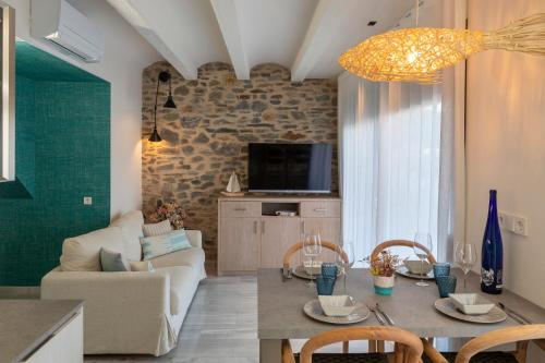 cocina y sala de estar con mesa y sillas en Playa Vista Mar en Port de la Selva