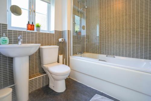 Stylish Apartment with Private Parking photo 37