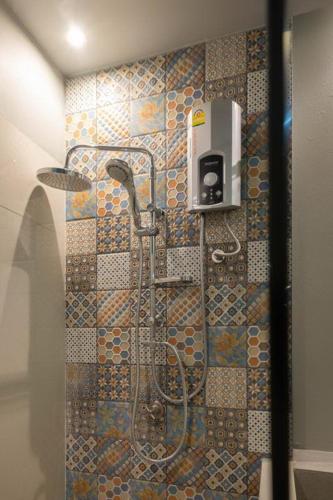 バンコクにあるHaven 35のタイル張りの壁のバスルーム(シャワー付)