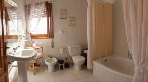 Vonios kambarys apgyvendinimo įstaigoje Apartamentos rurales La posada de Donato
