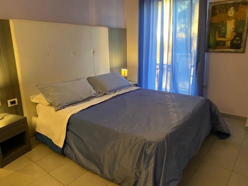 Una cama o camas en una habitación de Victoria Hotel