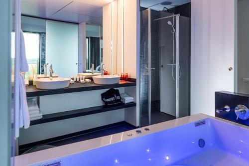 ノルダーシュテットにあるAirport Plaza Hotel Hamburgのバスルーム(シンク2台、シャワー付)