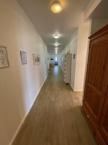 an empty hallway with a wooden door in a room at Gästehaus Lavendel in Flensburg