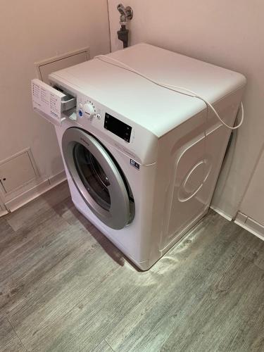a washing machine in a room with at Gästehaus Lavendel in Flensburg