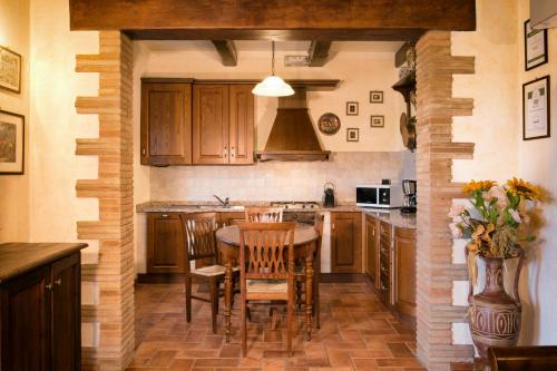Η κουζίνα ή μικρή κουζίνα στο Rocca Di Pierle, Agriturismo di Charme - Cortona