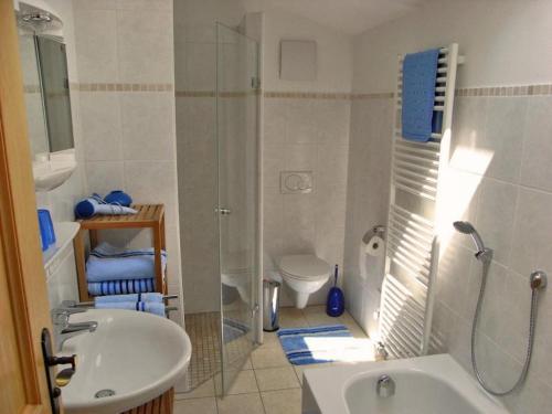 uma casa de banho com um lavatório, um chuveiro e um WC. em Haus Zaineck em Anger